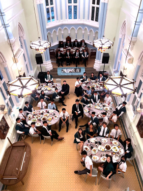 Mentees were invited to join the High Table at University Hall of HKU, where they learnt social etiquette in a formal setting within an elegant and solemn environment.
 